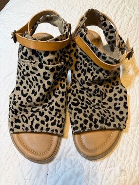 Leopard Print Open-Toe Sandals with Tan Ankle Strap